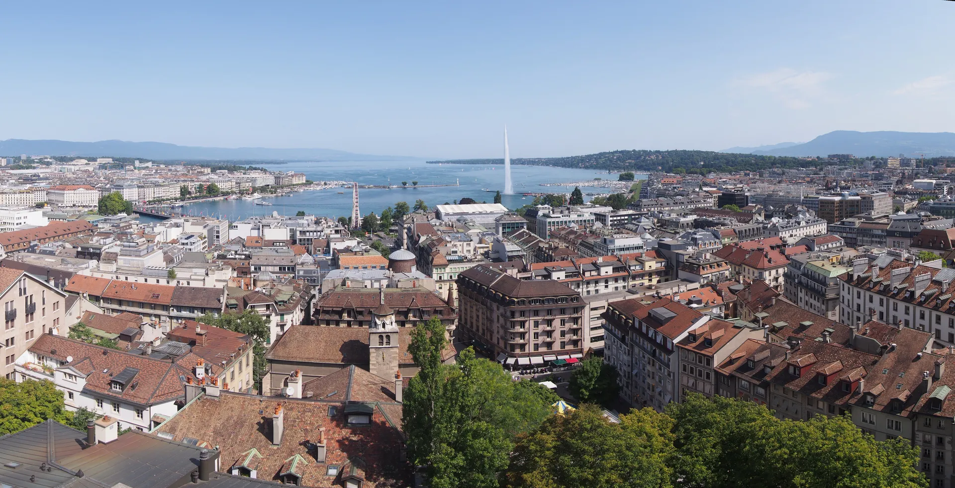 Les toits de la vieille ville de Genève, le lac Léman et le Jet d’eau vus depuis la cathédrale Saint-Pierre
